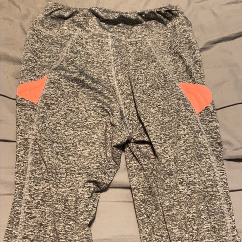 grey leggings with pink pockets